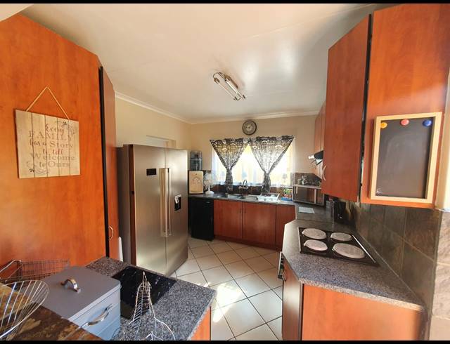 3 BEDROOM TOWNHOUSE FOR SALE IN WATERVAL EAST